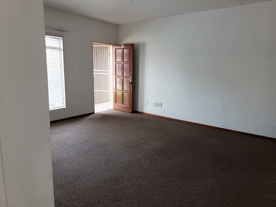 To Let 2 Bedroom Property for Rent in Kannoniers Park North West